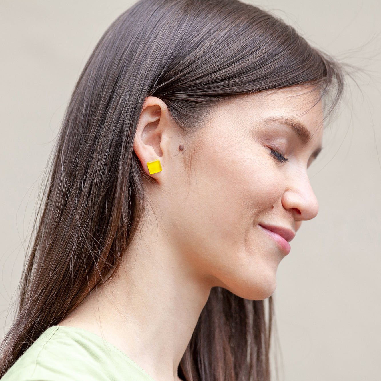 Foto von Small glass stud earrings • 10mm Foto von Small glass stud earrings • 10mm