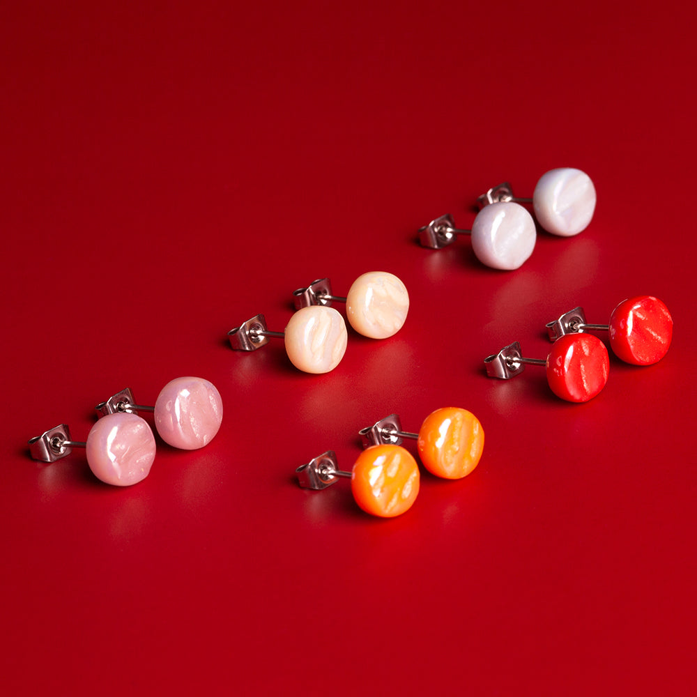 Foto von Glass stud earrings with a pearlescent finish • 8mm Foto von Glass stud earrings with a pearlescent finish • 8mm