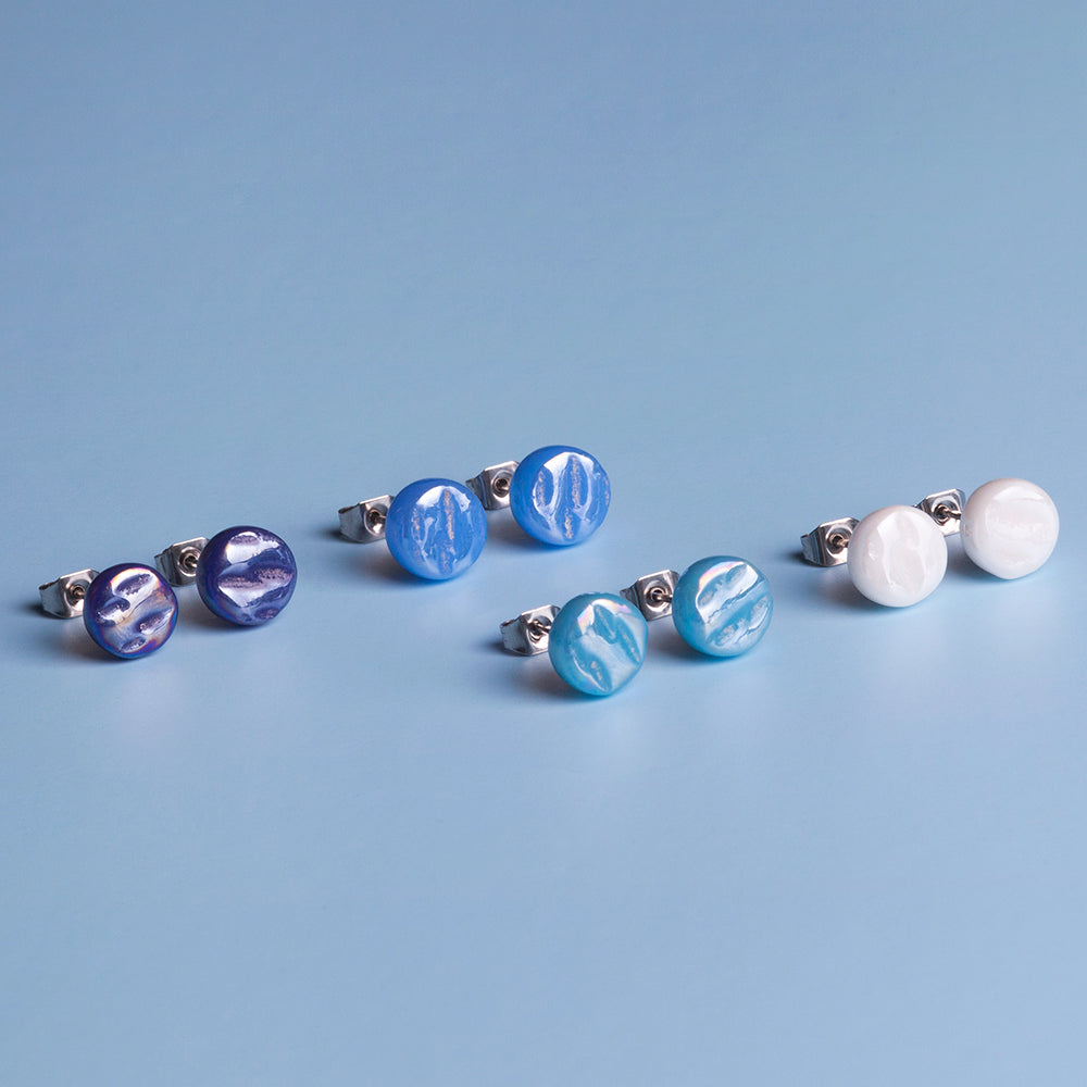Foto von Glass stud earrings with a pearlescent finish • 8mm Foto von Glass stud earrings with a pearlescent finish • 8mm