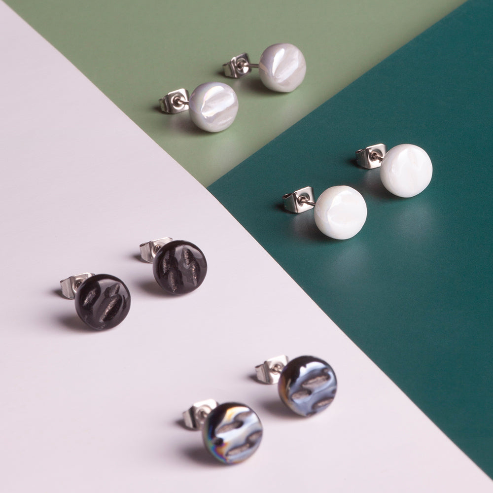 Foto von Glass stud earrings with a pearlescent finish • 8mm Foto von Glass stud earrings with a pearlescent finish • 8mm