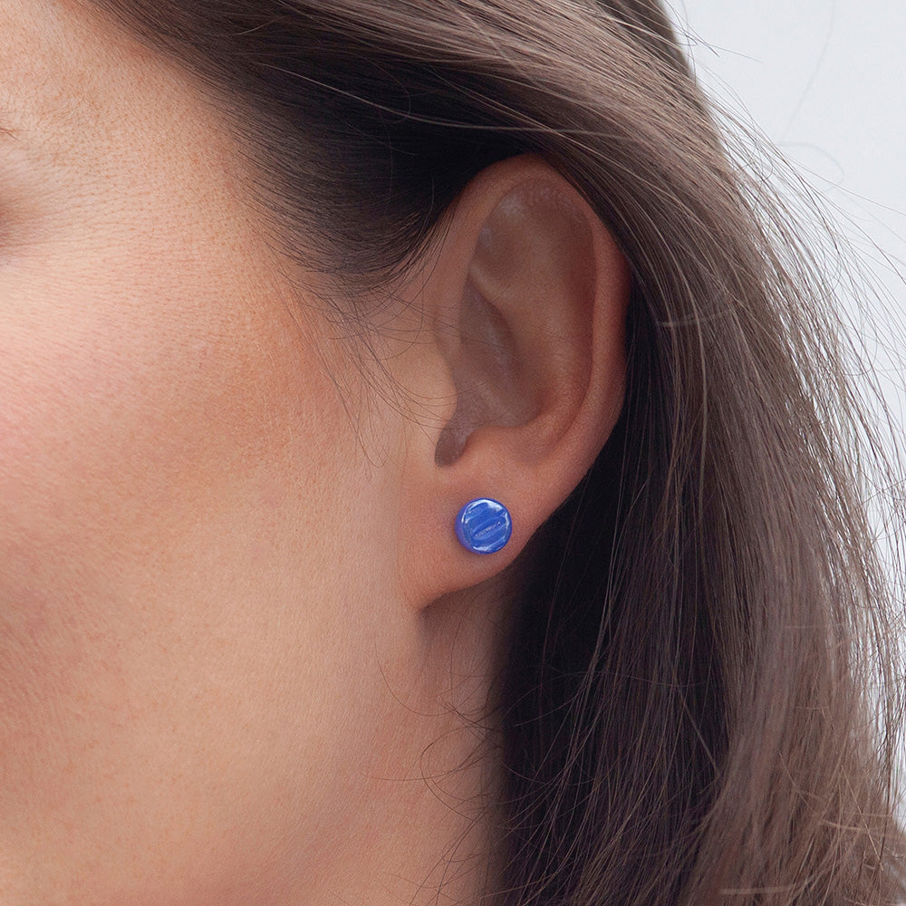Foto von Glass stud earrings with a pearlescent finish • 8mm Foto von Glass stud earrings with a pearlescent finish • 8mm