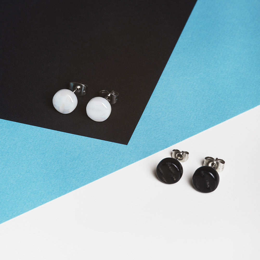 Foto von Set of 3 glass stud earrings • 8mm Foto von Set of 3 glass stud earrings • 8mm