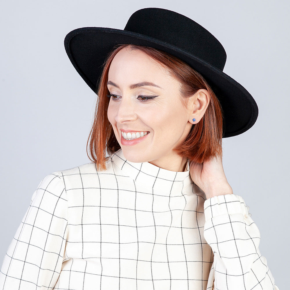 Foto von Small geometric earrings • 4mm Foto von Small geometric earrings • 4mm