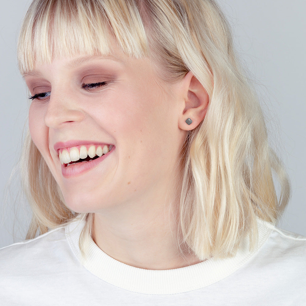 Foto von Small geometric earrings • 4mm Foto von Small geometric earrings • 4mm