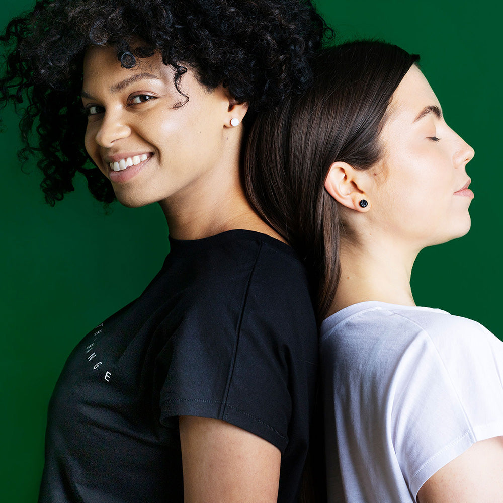 Foto von Glass stud earrings with a pearlescent finish • 8mm Foto von Glass stud earrings with a pearlescent finish • 8mm