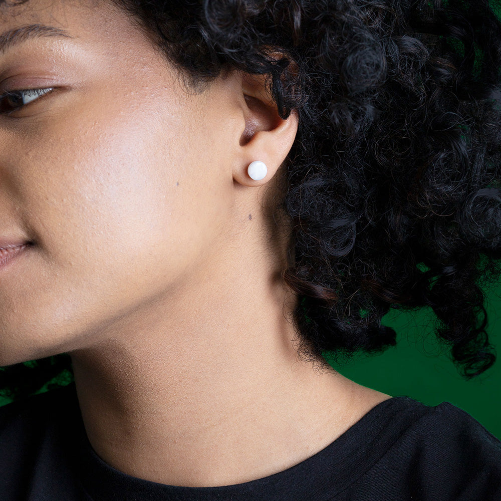 Foto von Glass stud earrings with a pearlescent finish • 8mm Foto von Glass stud earrings with a pearlescent finish • 8mm