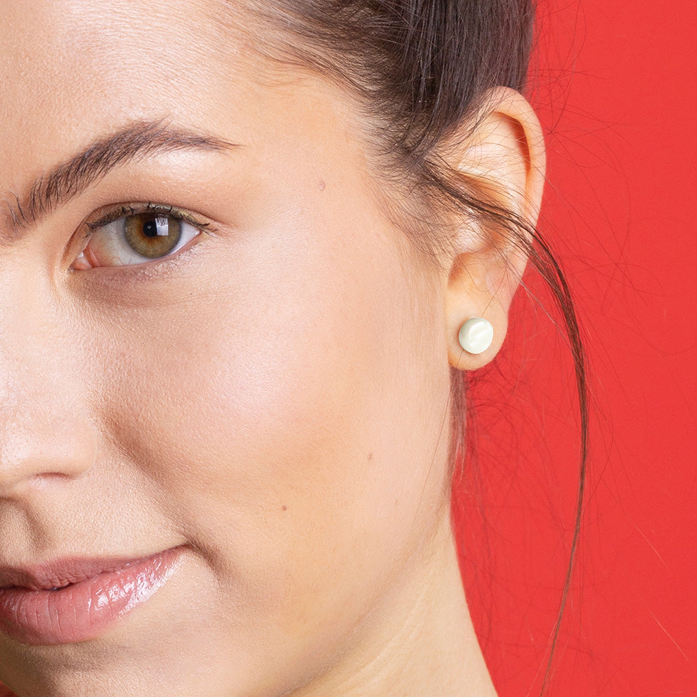 Foto von Glass stud earrings with a pearlescent finish • 8mm Foto von Glass stud earrings with a pearlescent finish • 8mm