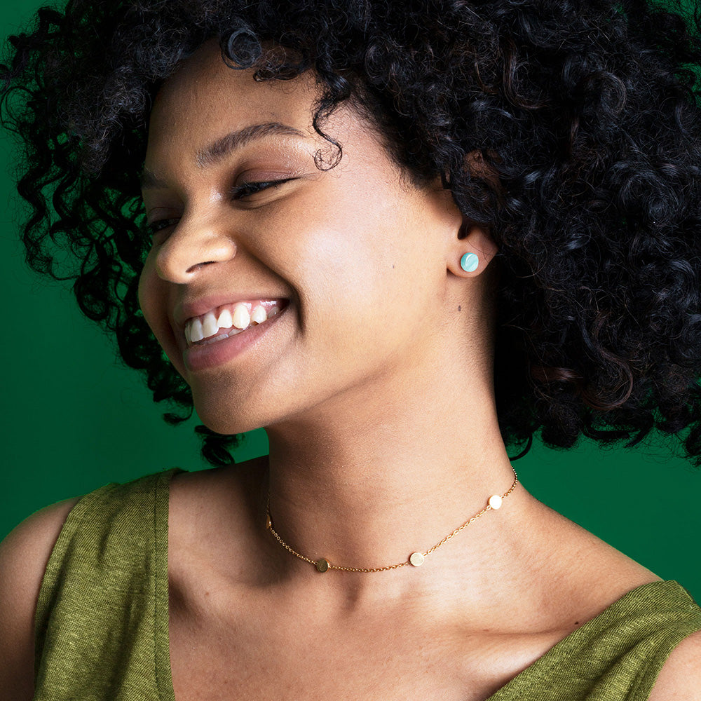 Foto von Glass stud earrings with a pearlescent finish • 8mm Foto von Glass stud earrings with a pearlescent finish • 8mm