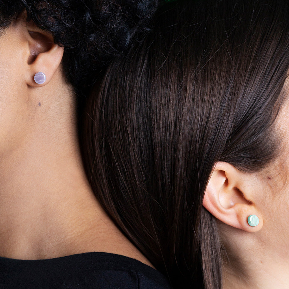 Foto von Glass stud earrings with a pearlescent finish • 8mm Foto von Glass stud earrings with a pearlescent finish • 8mm