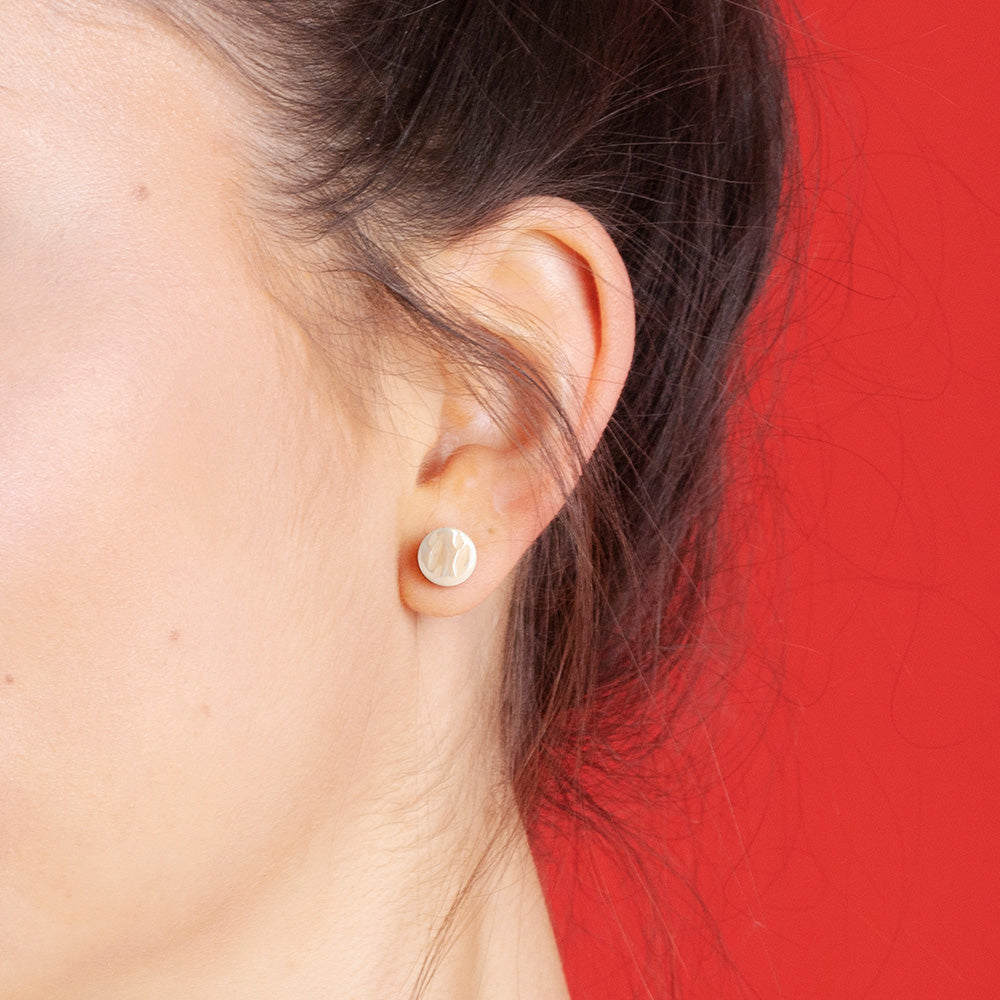 Foto von Glass stud earrings with a pearlescent finish • 8mm Foto von Glass stud earrings with a pearlescent finish • 8mm