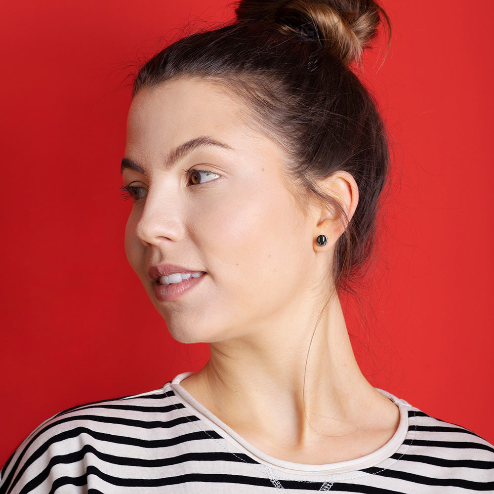 Foto von Glass stud earrings with a pearlescent finish • 8mm Foto von Glass stud earrings with a pearlescent finish • 8mm