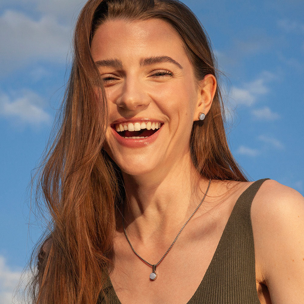 Foto von Stainless steel stud earrings with stone • Mother-of-pearl look • 8mm Foto von Stainless steel stud earrings with stone • Mother-of-pearl look • 8mm