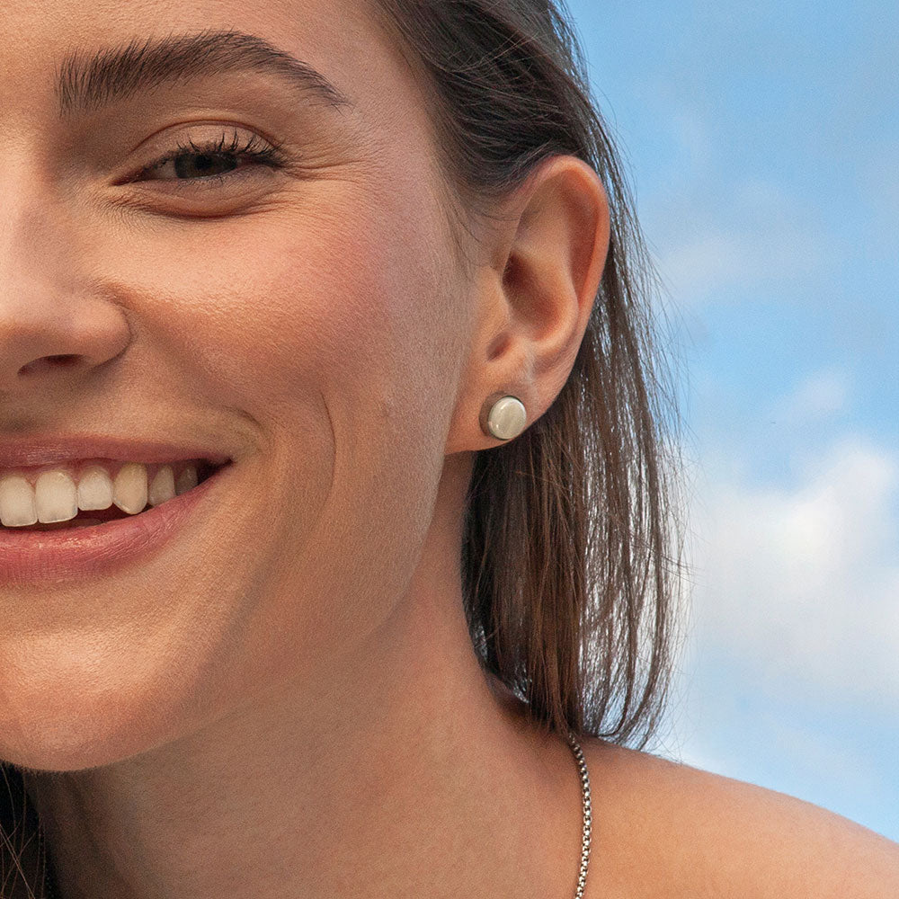 Foto von Stainless steel stud earrings with stone • Mother-of-pearl look • 8mm Foto von Stainless steel stud earrings with stone • Mother-of-pearl look • 8mm