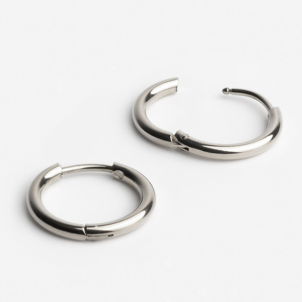 Foto von Edelstahl Creolen Basic • Wasserfeste Ohrringe