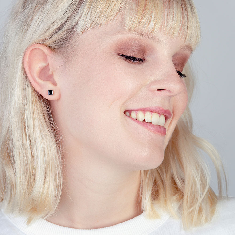 Foto von Minimalist ceramic earrings • 5mm Foto von Minimalist ceramic earrings • 5mm