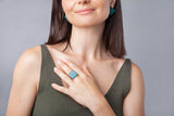 Frau trägt nachhaltigen Ring und Ohrringe aus Upcycling-Glas von ALEXASCHA Frau trägt nachhaltigen Ring und Ohrringe aus Upcycling-Glas von ALEXASCHA