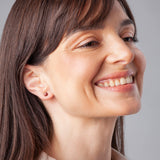 Foto von Small geometric earrings • 4mm