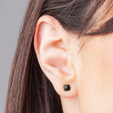 Foto von Small geometric earrings • 4mm