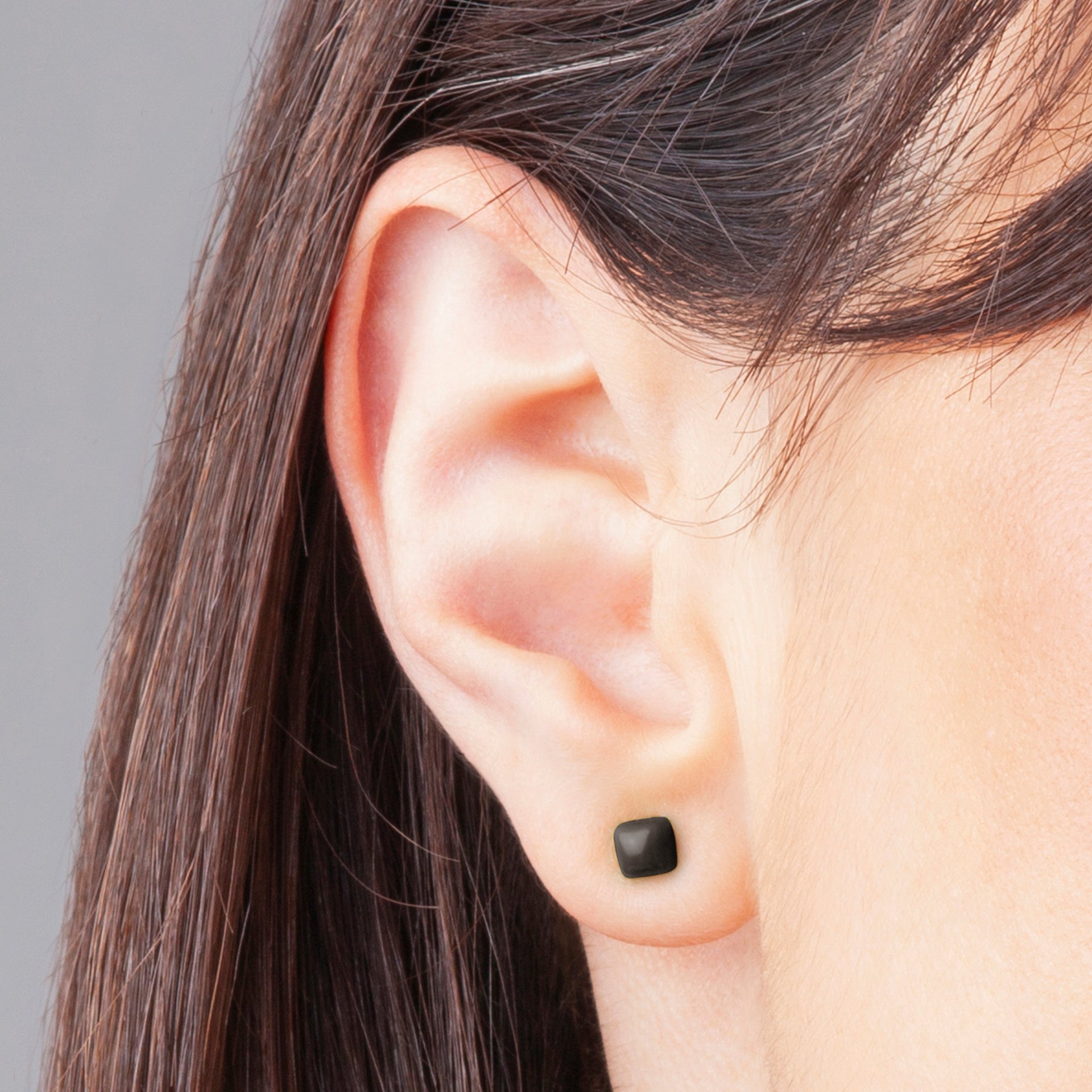 Foto von Small geometric earrings • 4mm