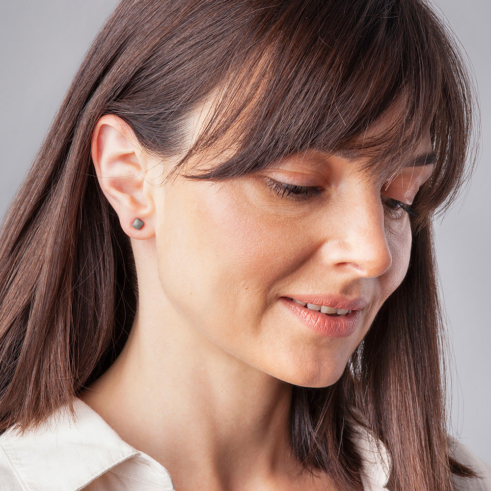 Foto von Small geometric earrings • 4mm