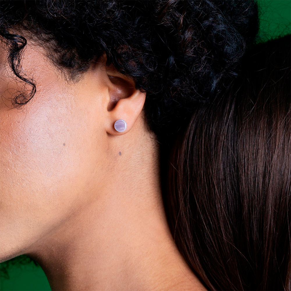 Foto von Glass stud earrings with a pearlescent finish • 8mm