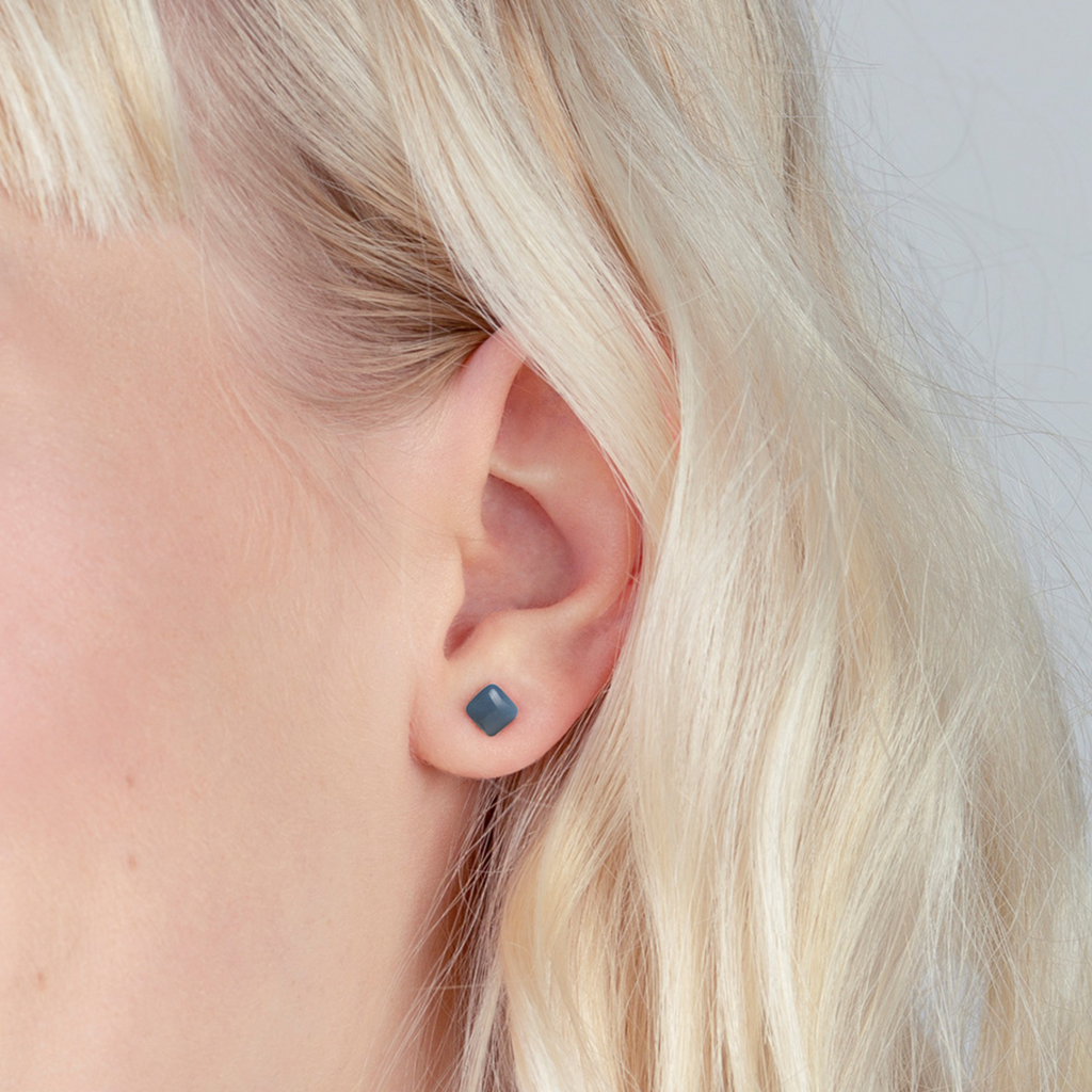 Foto von Small geometric earrings • 4mm