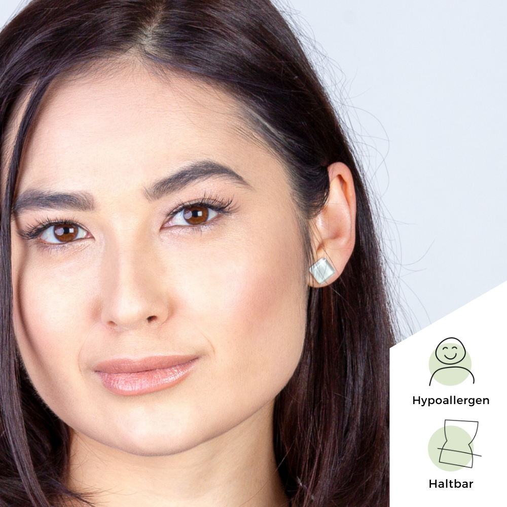 Foto von Small glass stud earrings • 10mm 