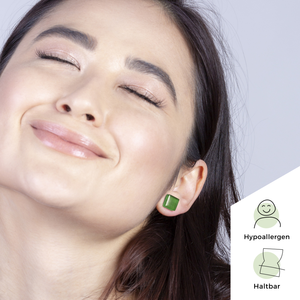 Foto von Small glass stud earrings • 10mm 