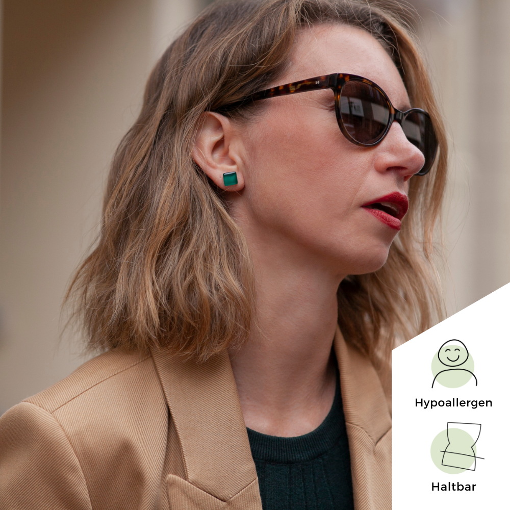 Foto von Small glass stud earrings • 10mm 