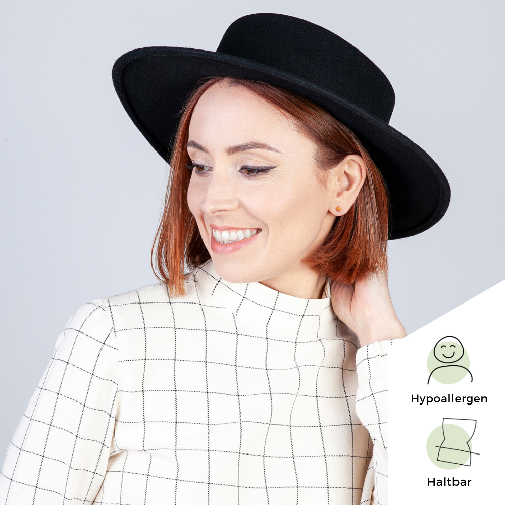 Foto von Small geometric earrings • 4mm