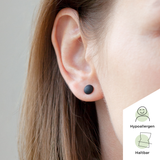 Foto von Schwarze Ohrstecker • Minimalistisch & rund • 7 mm