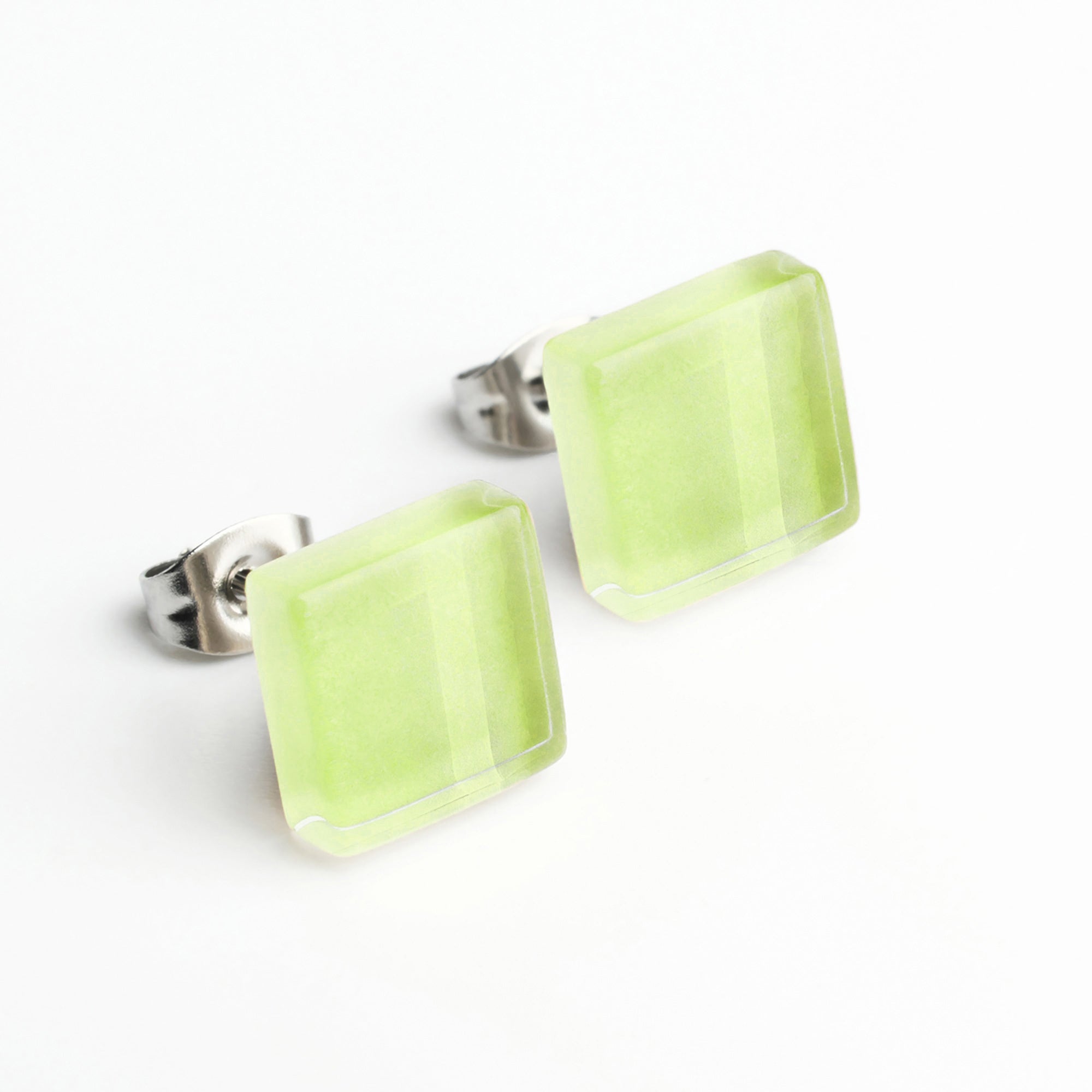 Foto von Small glass stud earrings • 10mm 