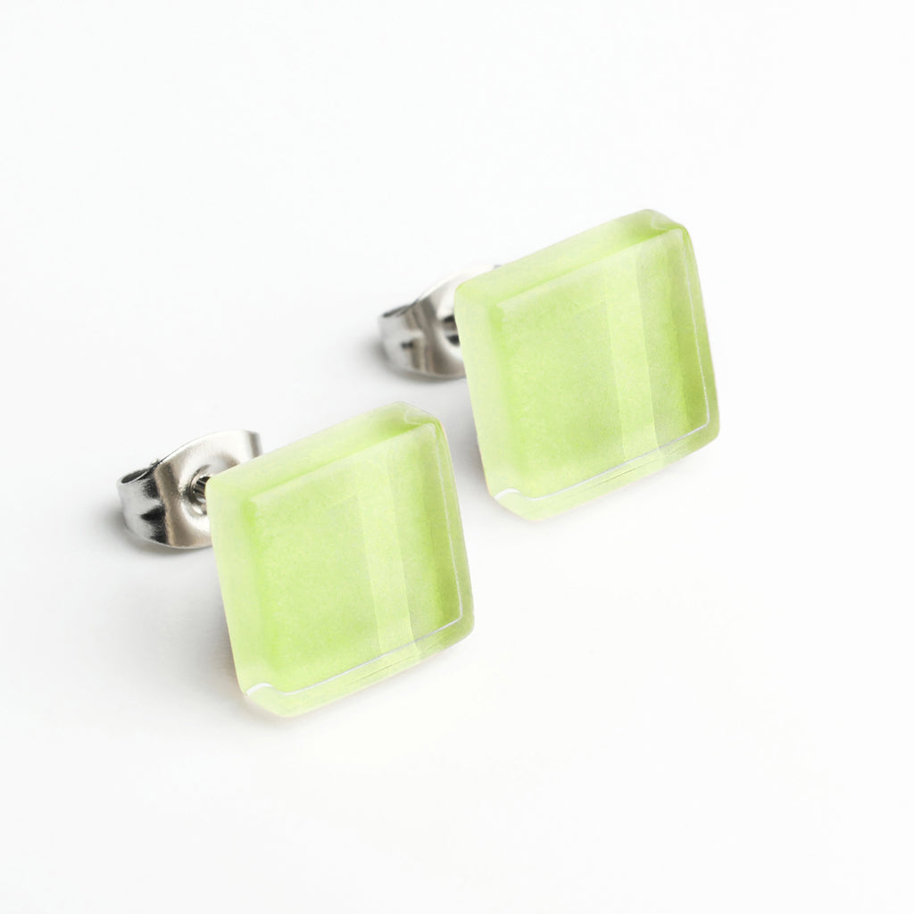 Foto von Small glass stud earrings • 10mm 