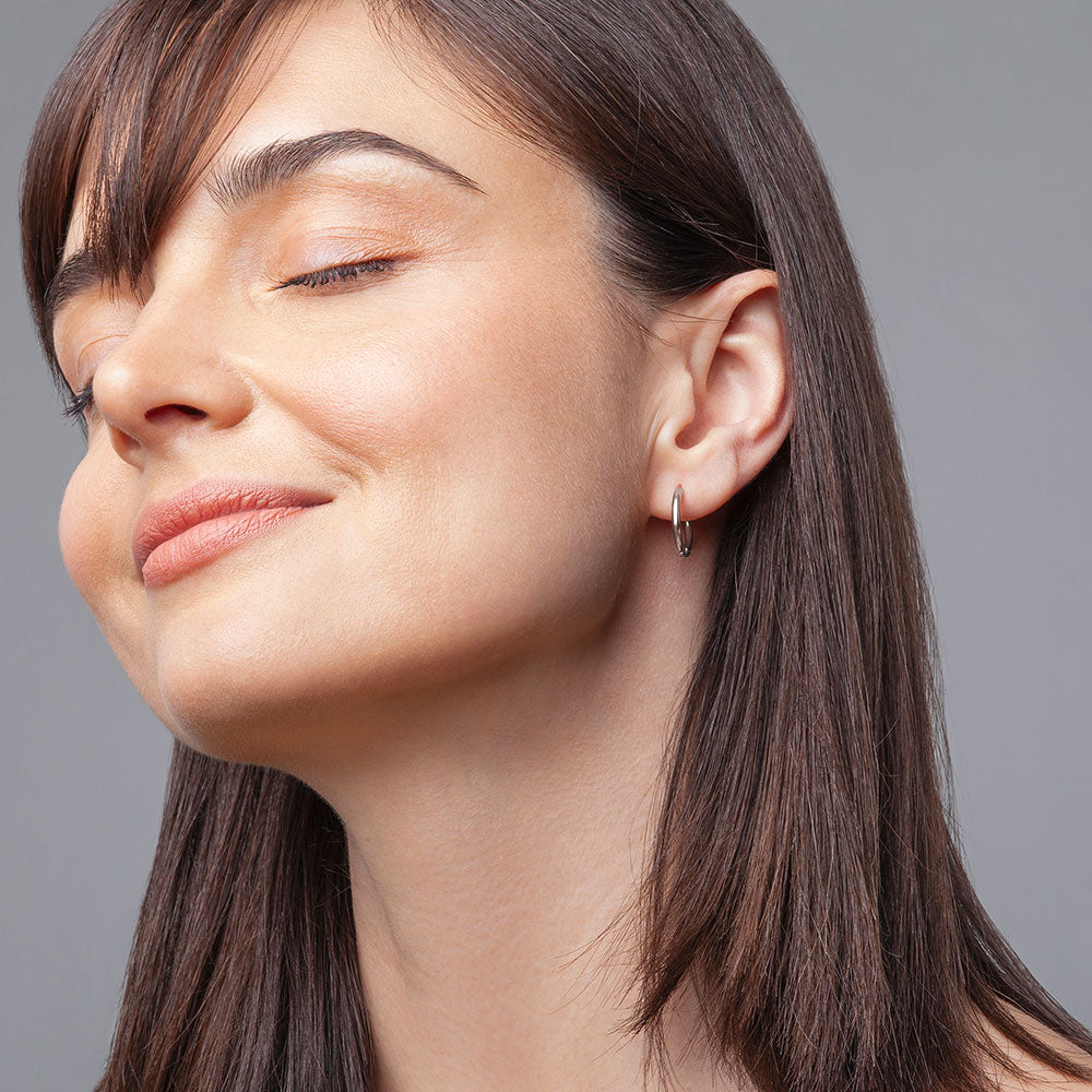 Foto von Edelstahl Creolen Basic • Wasserfeste Ohrringe