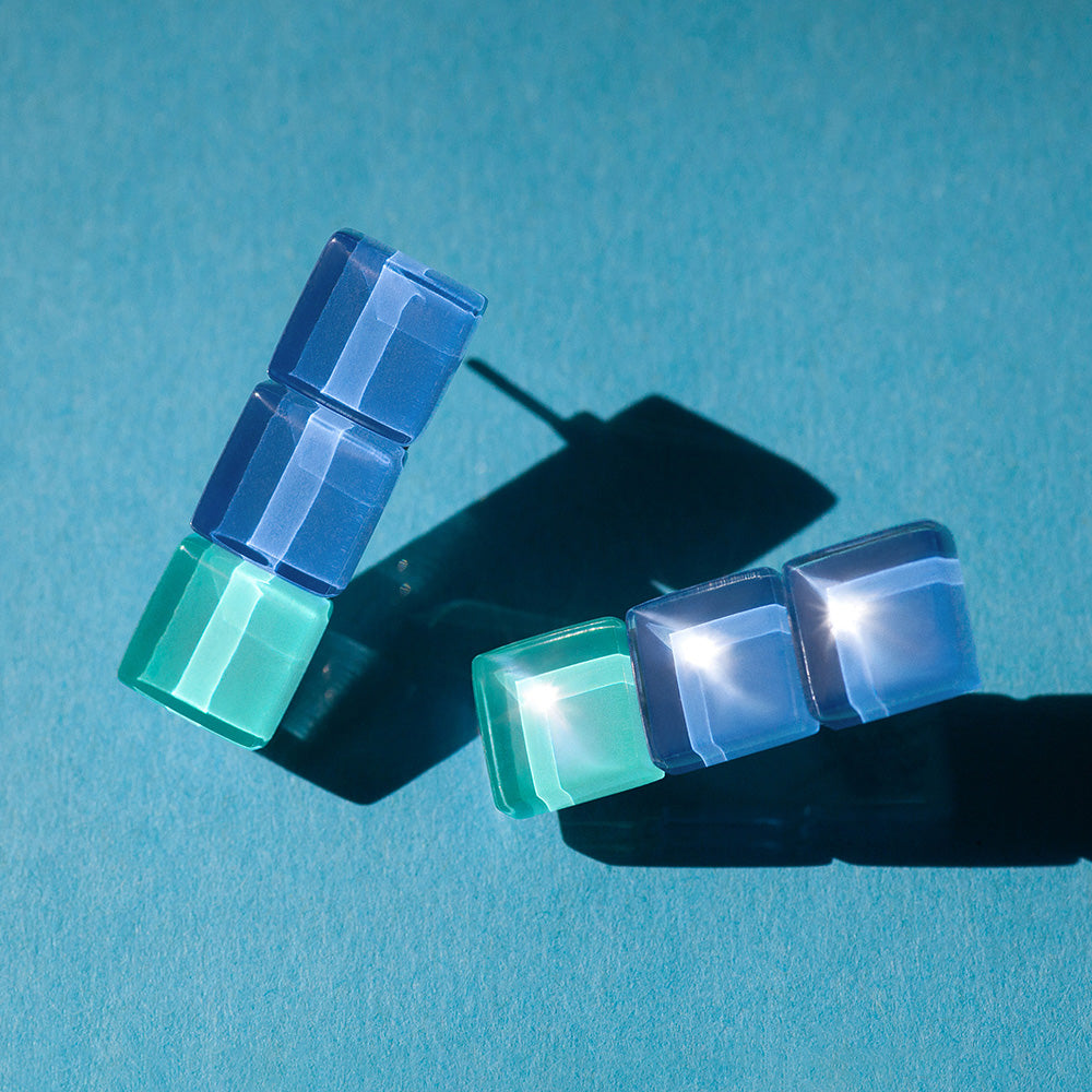 Foto von Geometrische Ohrringe hängend