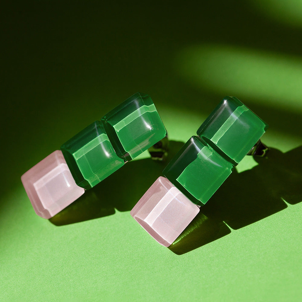 Foto von Geometrische Ohrringe hängend