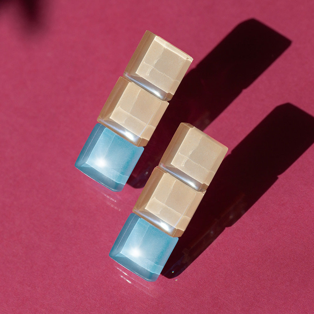 Foto von Geometrische Ohrringe hängend