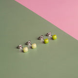 Foto von Small geometric earrings • 4mm