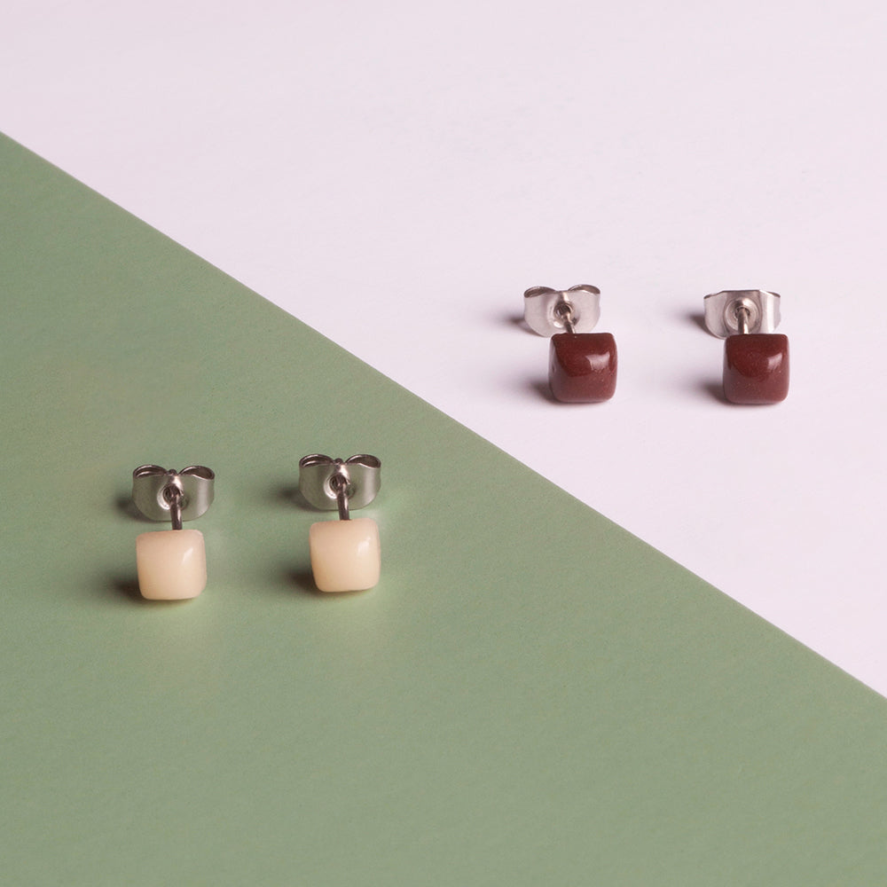 Foto von Small geometric earrings • 4mm
