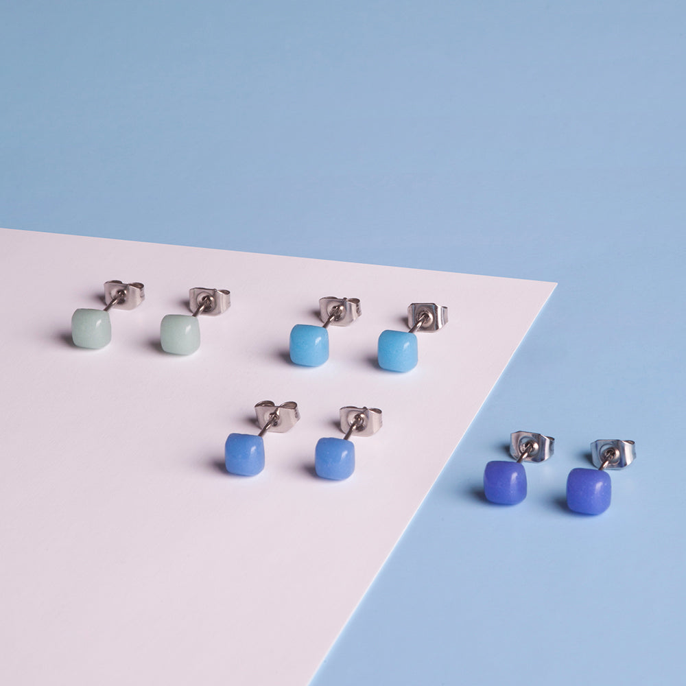 Foto von Small geometric earrings • 4mm