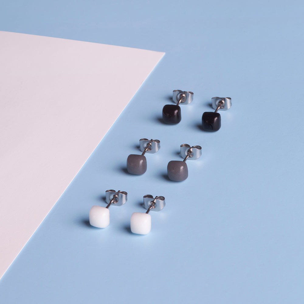 Foto von Small geometric earrings • 4mm