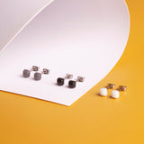 Foto von Small geometric earrings • 4mm