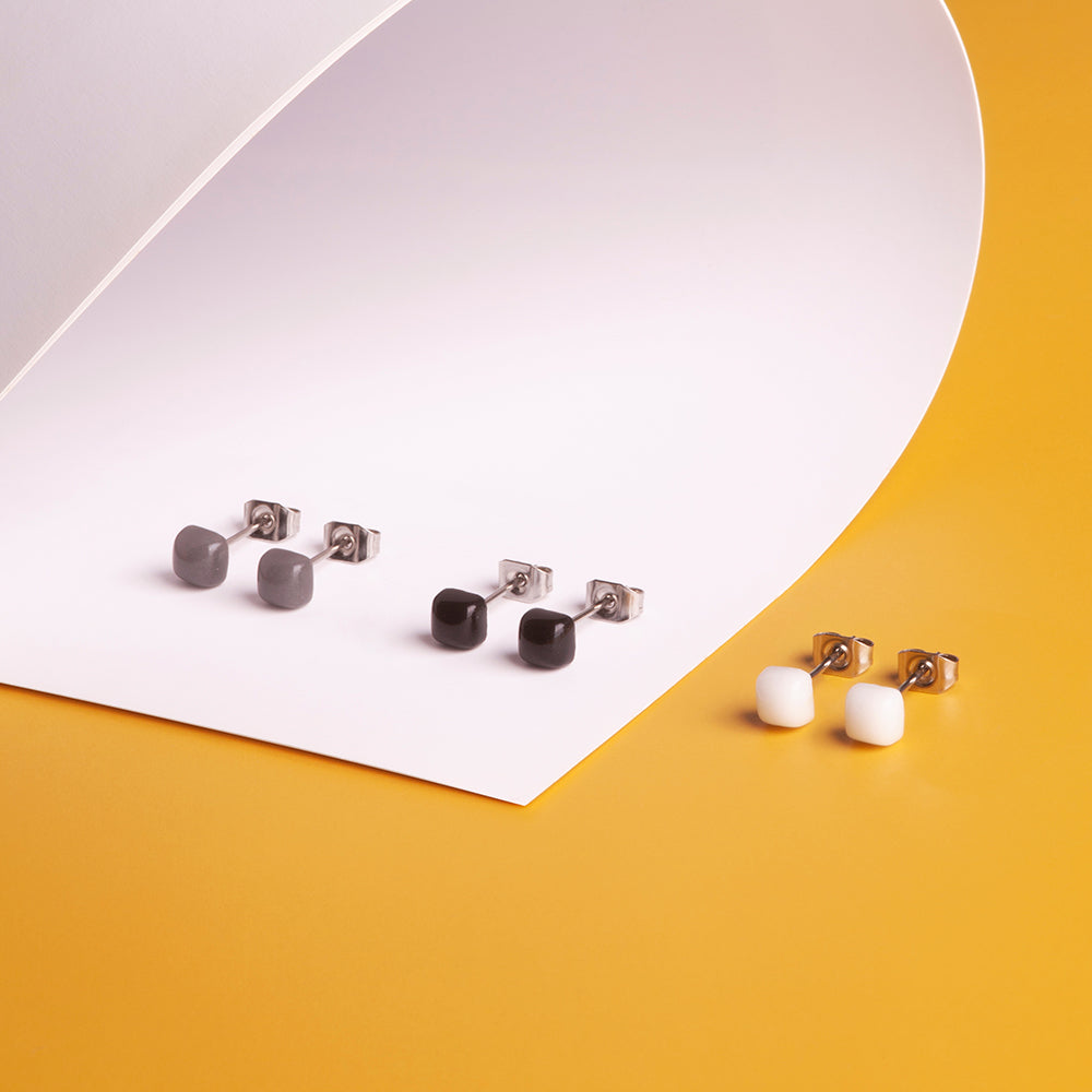 Foto von Small geometric earrings • 4mm