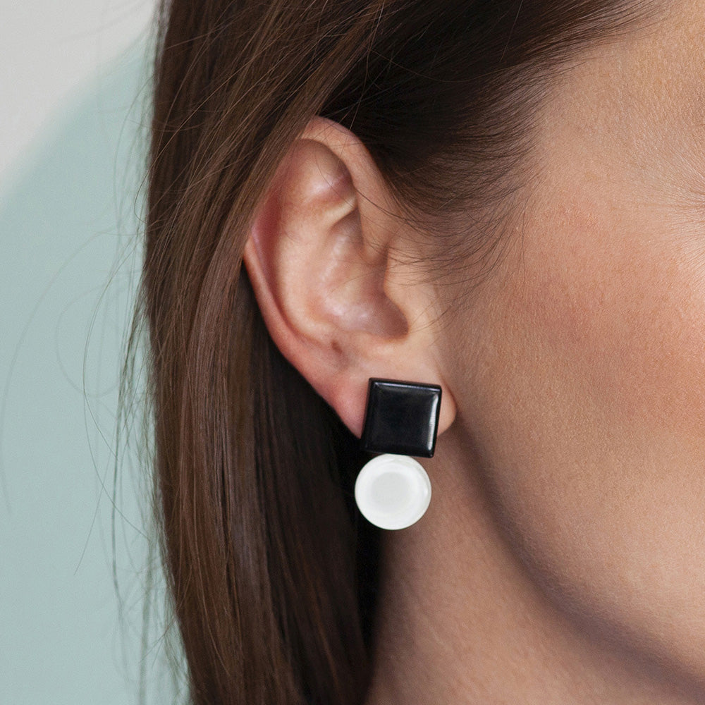Foto von Geometric statement earrings