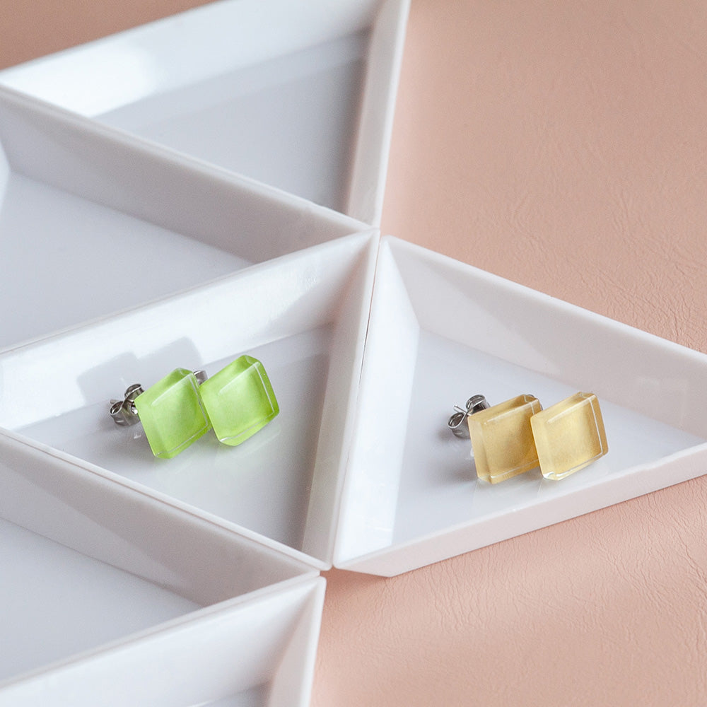 Foto von Small glass stud earrings • 10mm 