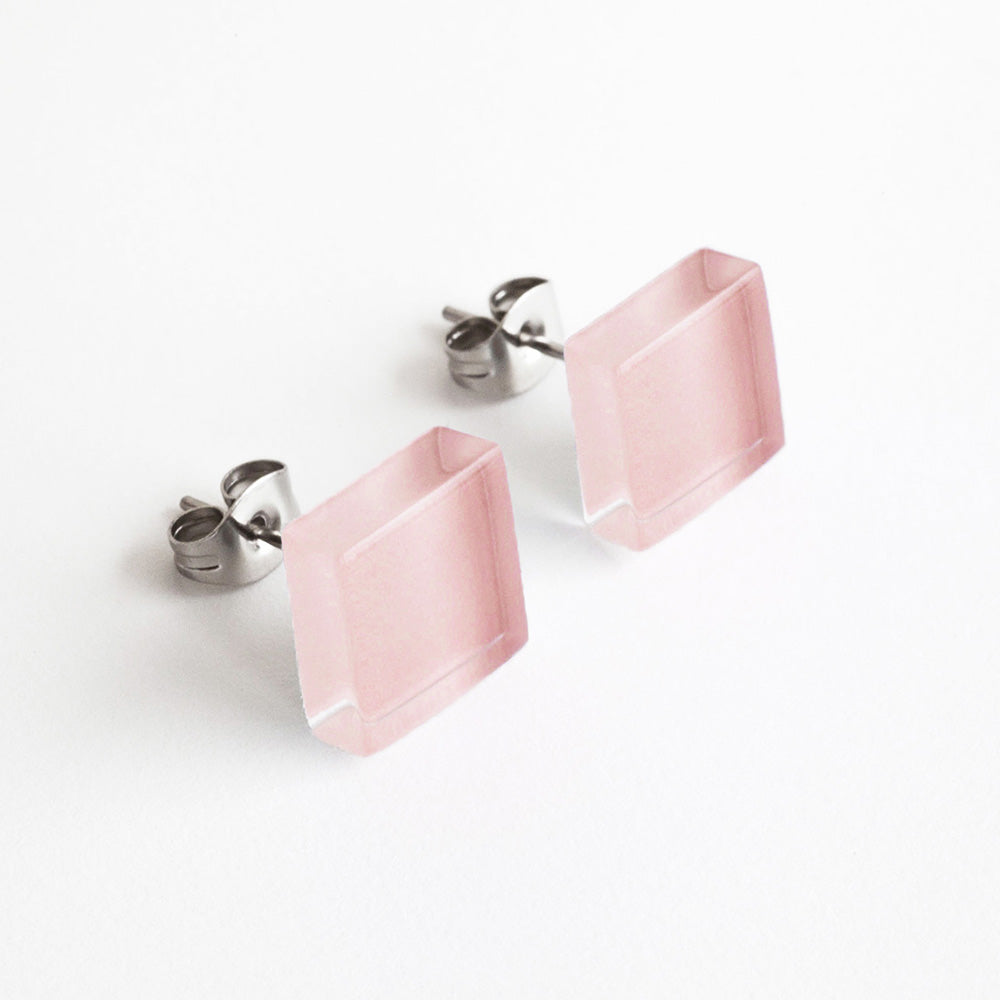 Foto von Small glass stud earrings • 10mm 