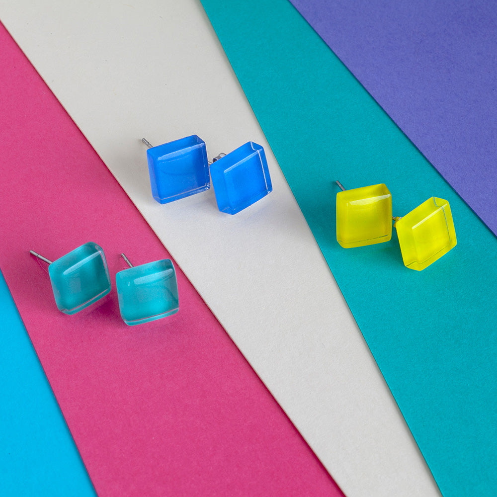 Foto von Small glass stud earrings • 10mm 