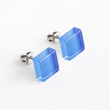 Foto von Small glass stud earrings • 10mm 
