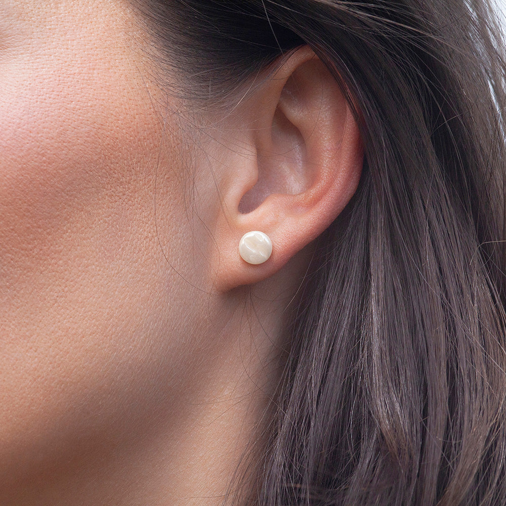 Foto von Glasohrstecker in Perlmuttoptik • 8mm