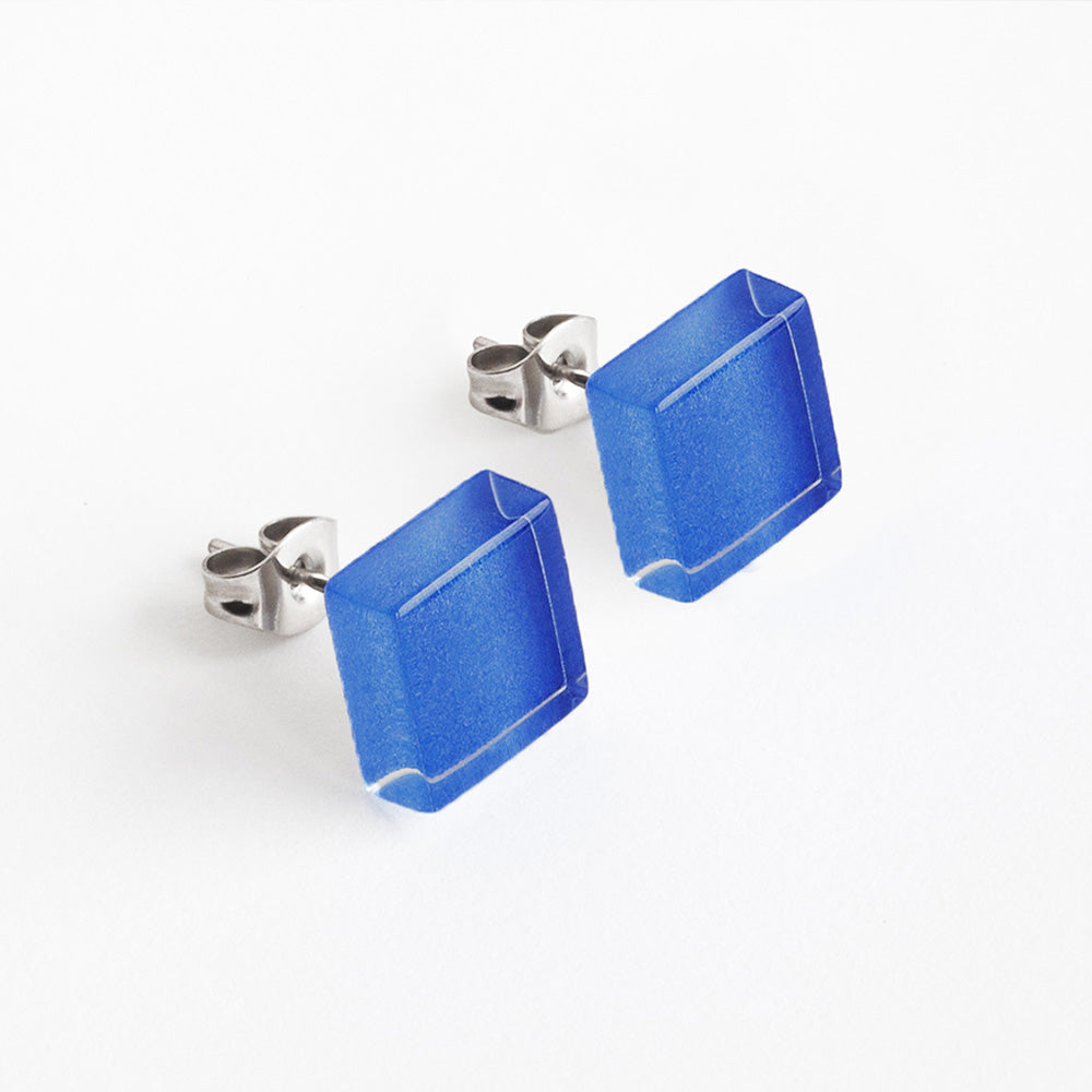 Foto von Small glass stud earrings • 10mm 